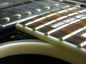 Fakes Gibson with fret wire installed over the binding