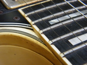 Real Gibson with binding over the ends of the fret wire